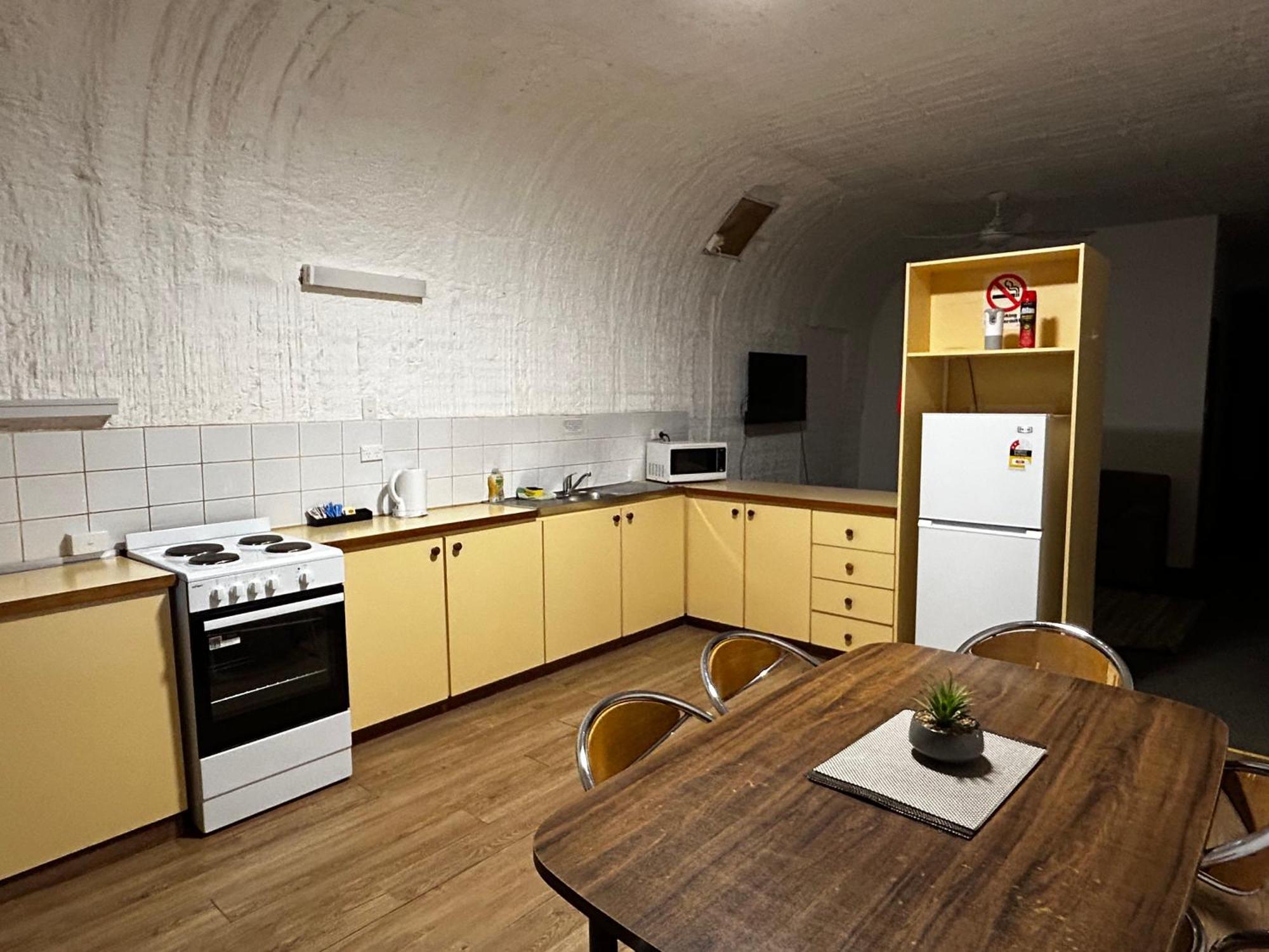 Desert View Apartments Coober Pedy Bagian luar foto