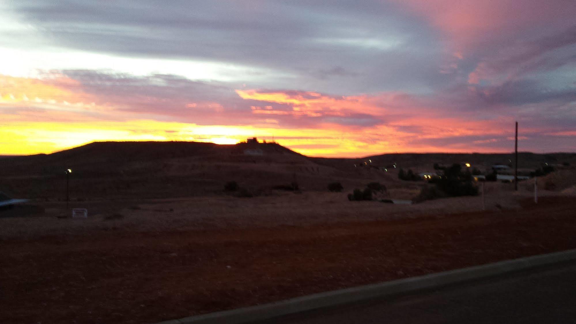 Desert View Apartments Coober Pedy Bagian luar foto